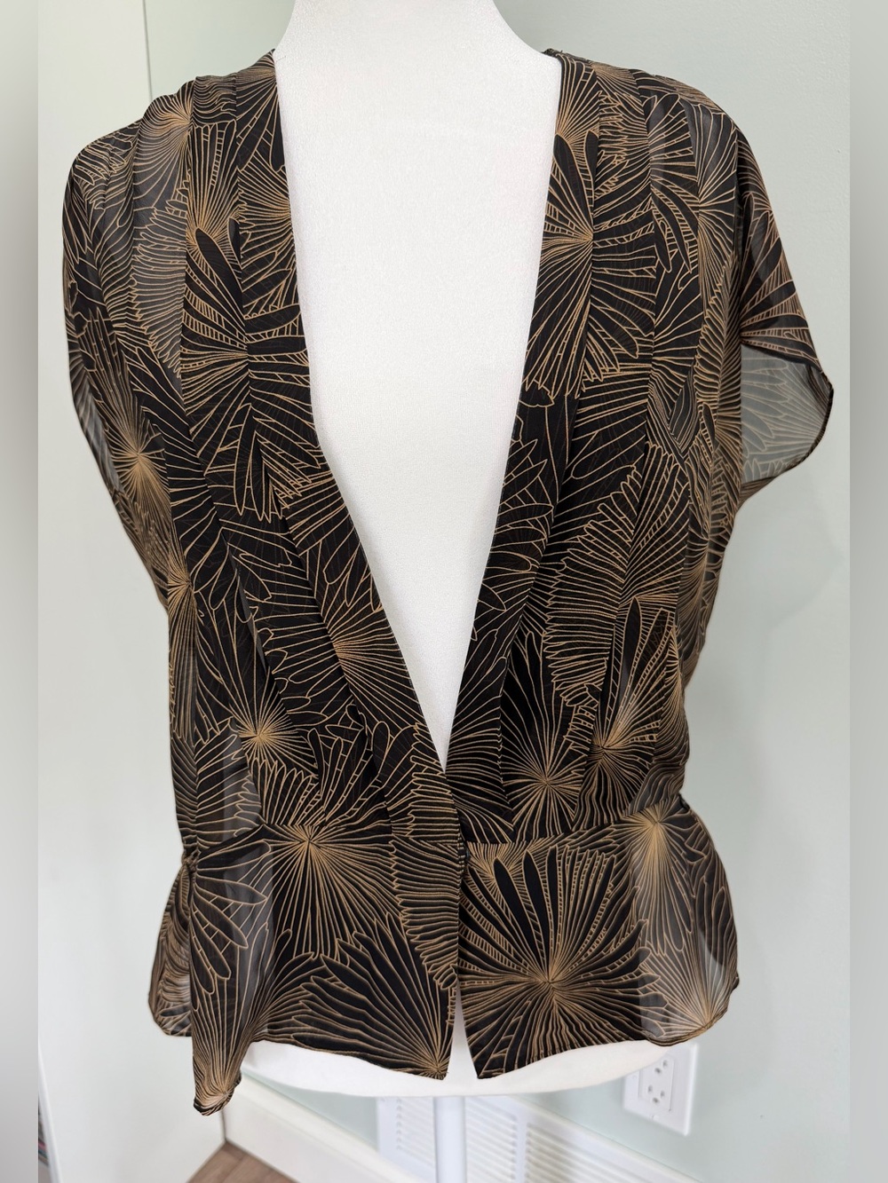 The Limited Vintage Sheer Black Gold 100%Silk Short Sleeve Open Front Top Medium